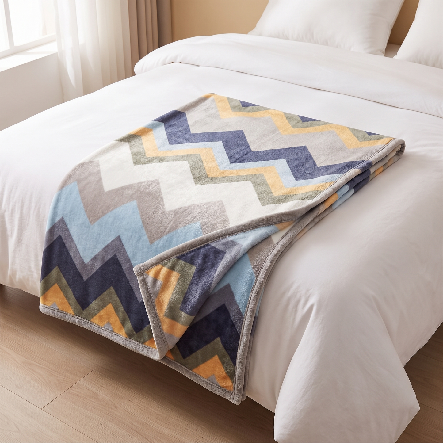 Kuscheldecke 100x140 cm gefaltet am Fußende eines Betts