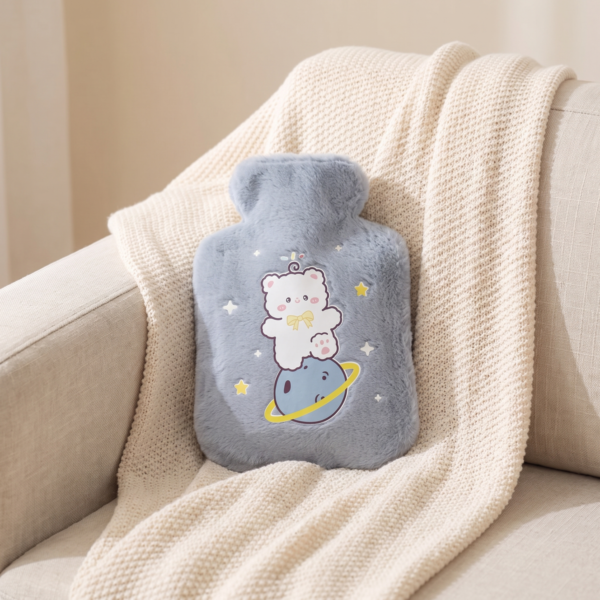 Mini Wärmflasche mit Plüschbezug in Blau auf einer Kuscheldecke