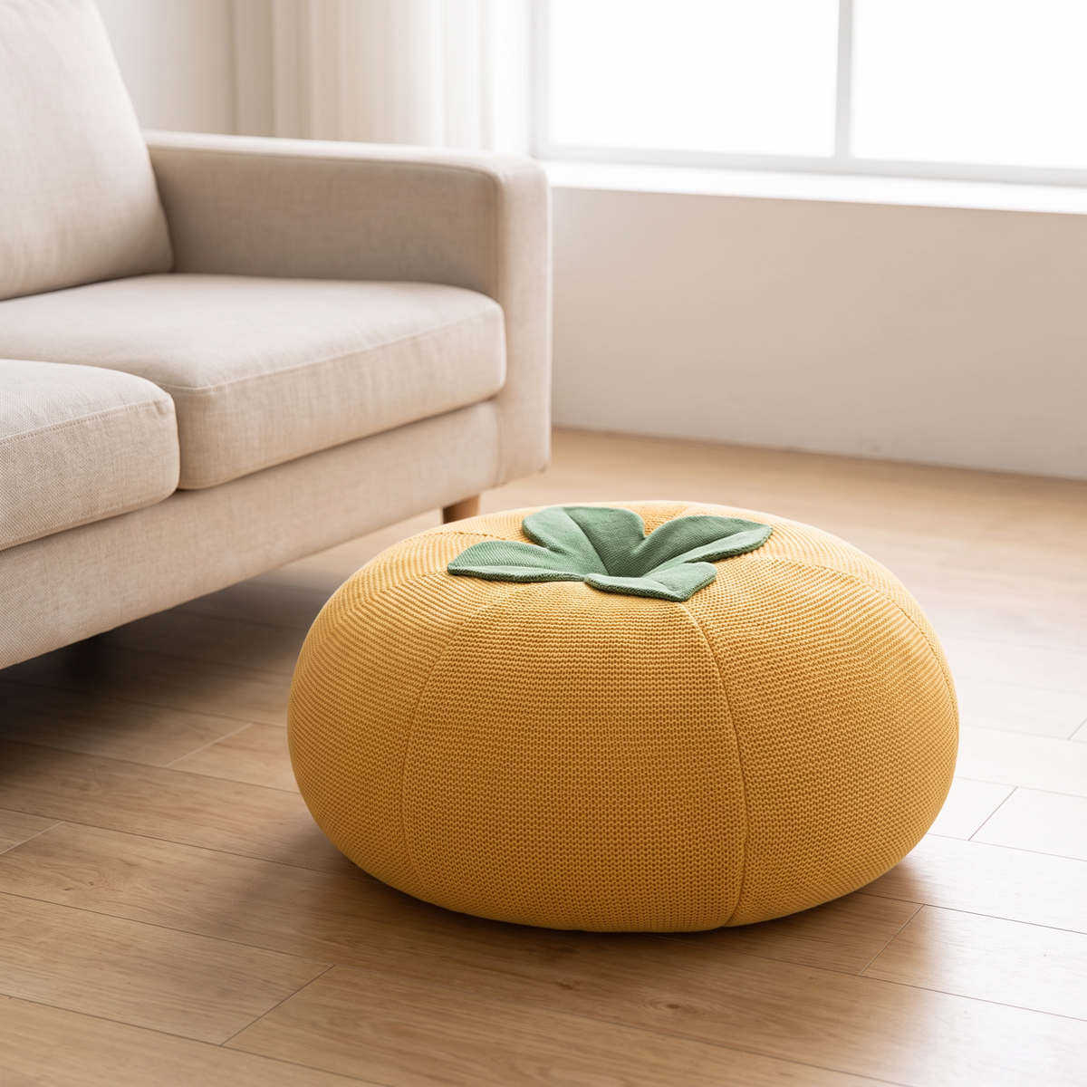 Rundes Faulenzerkissen in Gelb auf dem Wohnzimmerboden neben dem Sofa